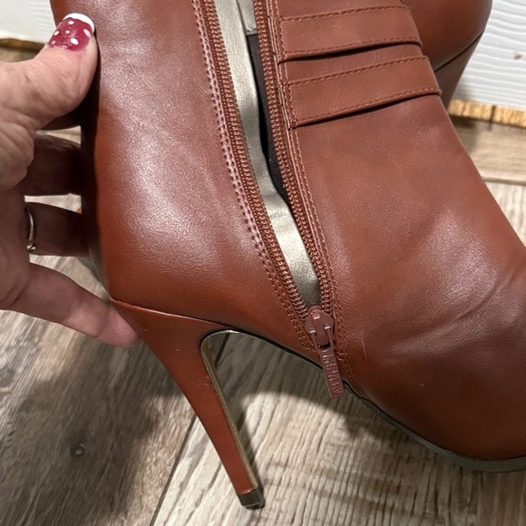 Michael Antonio Chestnut Heeled Boots - Picture 3 of 6